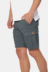 Bermuda cargo azul confeccionada en 98% algodón y 2% spandex.