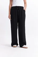 Pantalón negro de tiro alto con elástico y cordón regulable.