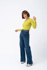 Buzo verde lima con escote en V, confeccionado en viscosa, nylon y PBT.