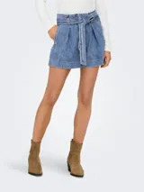 Short de jean celeste con cintura alta, corte holgado y cinturón de lazo.