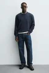 Zapato de vestir de cuero negro, tipo derby con cordones, de horma redonda y suela con ligero tacón.