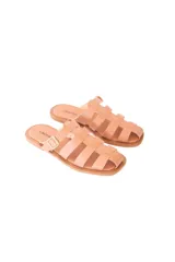 Sandalia plana color nude de cuero vacuno con tiras entrelazadas y hebilla lateral metálica.