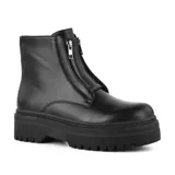 Bota corta de cuero sintético color negro, con plataforma track y cierre frontal con cremallera.