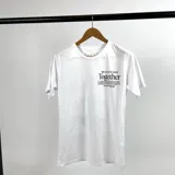 Remera de algodón color blanco con estampado gráfico en la parte posterior y cuello redondo.