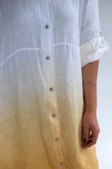 Camisola larga de lino italiano, color blanco con degradado a amarillo en el ruedo. Manga larga con botón ajustable.