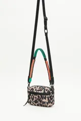 Bandolera de nylon matelassé con estampado de leopardo, correa larga regulable y correa de cordones trenzados de colores.