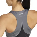 Top de entrenamiento ajustado de color negro, con escote alto y tirante central en la espalda, diseñado para un soporte óptimo.