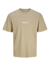 Camiseta color beige de manga corta y cuello redondo con fit relajado. Estampado en relieve con la leyenda "Originals Studio brought to you by Jack&Jones designed in Copenhagen".