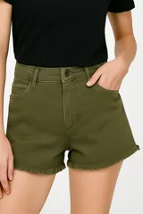 Short de jean color verde militar, de calce medio y ruedo desflecado.