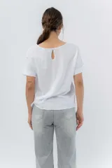 Remera blanca de viscosa liviana, con escote redondo y mangas cortas con vuelta.