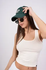 Musculosa color crema con breteles finos y escote cuadrado.
