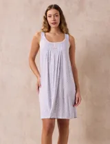 Camisón corto de tejido suave color lila con estampado de manchas difuminadas. Tiene escote redondo con botones y detalle plisado en el pecho.