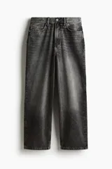 Pantalón de jean gris oscuro con efecto lavado, corte holgado, tiro bajo y cinco bolsillos.