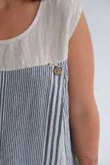 Musculosa de lino italiano con estampado de rayas verticales en azul y blanco.