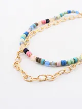 Collar doble dorado, uno con cadena de eslabones y otro con cuentas de colores.