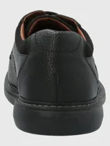 Zapato de cuero negro con cordones, suela de goma EVA y puntera redonda.