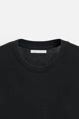 Camiseta marrón de punto de algodón, corte recto, cuello redondo y manga corta con terminaciones en rib.
