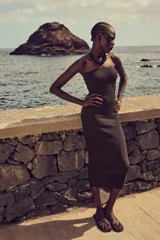 Vestido midi de punto acanalado grueso, corte ajustado y diseño sin mangas.