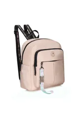 Mochila rosada con bolsillo frontal con cierre y llavero desmontable con cinta estampada.