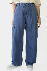 Pantalón de denim celeste, de corte recto y tiro alto, con bolsillos laterales y traseros.