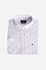 Camisa celeste a rayas rojas de hombre, manga larga, con bolsillo y logo bordado.