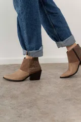 Bota corta de cuero color marrón con paneles de gamuza y cuero texturizado.