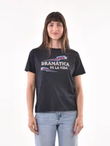 Remera lila con estampado frontal con la frase "Gracias por nada".