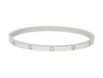 Pulsera rígida tipo brazalete de acero plateado con incrustaciones de circonias.