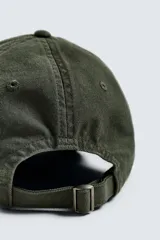 Gorra color beige de algodón con efecto lavado y visera. Ajuste en la parte posterior.