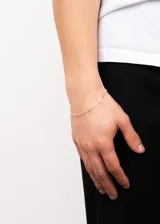 Pulsera plateada de cadena con eslabones ovalados.
