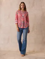 Blusa estampada marca Ruby Rd, de corte clásico, con cuello redondo y escote en V con aplique metálico. Mangas 3/4 con aplique de crochet.
