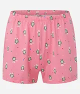 Conjunto de pijama short doll color rosa, compuesto por una remera de manga corta con estampado de texto y un short con estampado de flores.