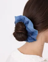 Maxi scrunchie de denim en combinación de tonos azules.