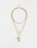 Collar corto dorado multicadena con dije de llave y carta de tarot con la palabra Love.