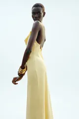 Vestido midi amarillo pálido de ramio con tirantes finos y escote drapeado.