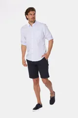 Bermuda clásica color beige confeccionada en algodón con elasticidad, con bolsillos laterales y detalle en bolsillo trasero.