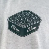 Remera gris con estampado de un pote de helado en el pecho.