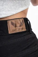 Short de jean negro de tiro alto y corte ajustado.