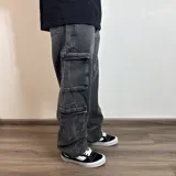 Pantalón jean celeste de corte holgado con múltiples bolsillos tipo cargo.