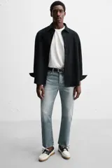 Zapato náutico de cuero blanco con detalles en negro y suela marrón. Edición limitada con horma redonda y plantilla de cuero.