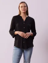 Blusa celeste texturada marca Ninety, con cuello a la base, escote en V y abertura central con botones. Delantera con bolsillo y mangas tres cuartos regulables con presilla y botón.