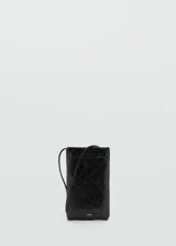 Funda para celular negra con diseño acolchado en forma de rombos, correa larga ajustable, cierre a presión y logo MNG en relieve.