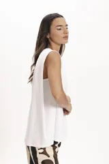 Musculosa negra de algodón con corte holgado.