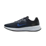 Championes Nike Revolution 6 Next Nature, color negro con logo azul y suela blanca.