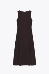 Vestido midi color marrón oscuro, sin mangas, con escote cuadrado, detalle de botones frontales y cinturón elástico con hebilla dorada.