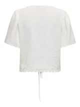 Top color crema con escote en V, mangas cortas abullonadas y cierre con lazo. Detalle de encaje en escote y ruedo.