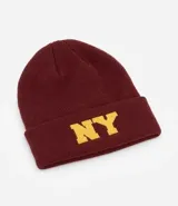 Gorro de punto color bordó con bordado amarillo de las letras "NY" en el frente.
