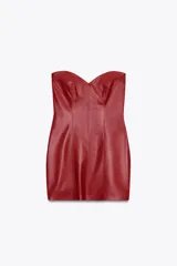 Vestido mini rojo de cuero sintético, con escote corazón y hombros descubiertos.