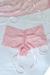 Short tiro medio de puntilla elastizada negra con fundillo de algodón.