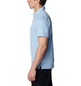 Polo de hombre Columbia Tech Trail, color blanco, de manga corta, con logo bordado en el pecho. Confeccionada en tejido hidroabsorbente Omni-Wick™ con elastano.